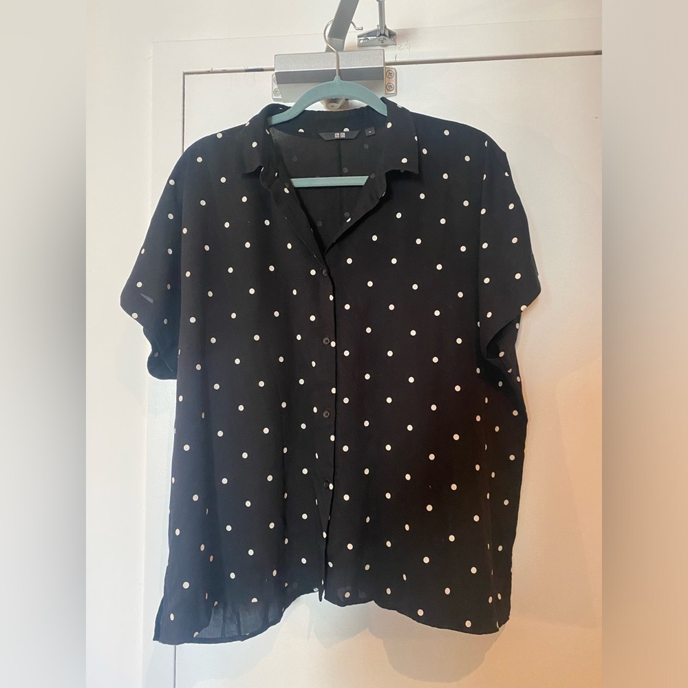 Uniqlo short sleeve black & white polka dot button down shirt
